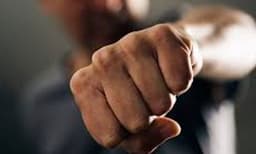 നടുറോഡില്‍ സ്‌കൂട്ടര്‍ പൊടുന്നനെ നിര്‍ത്തിയതു ചോദ്യം ചെയ്തു ; ബൈക്ക് യാത്രക്കാരനായ യുവാവിനുനേരേ ആള്‍ക്കൂട്ട ആക്രമണം ; പരിക്കേറ്റിട്ടും വഴിയില്‍ വിടാതെ പിടിച്ചുവെച്ചു