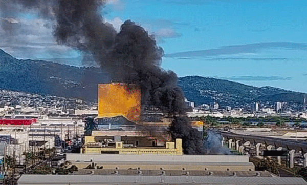 നിയന്ത്രണം നഷ്ടമായി, അമേരിക്കയില്‍ പരിശീലന വിമാനം കെട്ടിടത്തിലേക്ക് ഇടിച്ചുകയറി: ഞെട്ടിക്കുന്ന ദൃശ്യങ്ങള്‍ പുറത്ത് 
