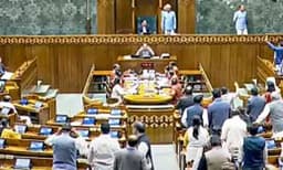 ഇന്നും പ്രതിഷേധിച്ച് കോണ്‍ഗ്രസ് ; ലോക്‌സഭ അനിശ്ചിതകാലത്തേക്ക് പിരിഞ്ഞു