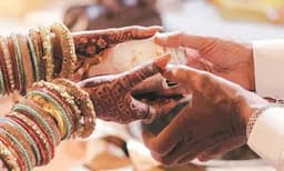 നല്‍കിയ വാഗ്ദാനം പാലിച്ചില്ലെന്ന് ആരോപിച്ച് സമൂഹവിവാഹ വേദിയില്‍ പ്രതിഷേധവും തര്‍ക്കവും ; 35 വധൂവരന്മാര്‍ അണിനിരന്നതില്‍ 26 പേര്‍ പിന്മാറി, കല്യാണം നടന്നത് ഒമ്പതെണ്ണം