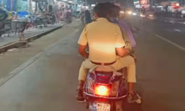 ആഹാ.. ഇത് കൊള്ളാല്ലോ? ഹെല്‍മറ്റ് ഇല്ലാതെ ട്രിപ്പിള്‍ അടിച്ച് മുംബൈ പോലീസ്, കടുത്ത പ്രതിഷേധം 
