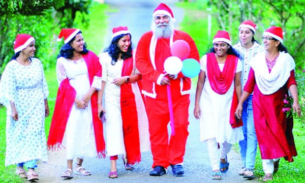 ഒറിജിനല്‍ ക്രിസ്മസ് പപ്പായെ വെല്ലും...കാനഡയില്‍ നിന്നും വന്ന പഞ്ചാബി സാന്താക്ലോസ് ഞെട്ടിച്ചു ; കൈനിറയെ സമ്മാനങ്ങളുമായി വന്ന ക്രിസ്മസ് പാപ്പയെ കണ്ട് നാകപ്പുഴക്കാര്‍ ഞെട്ടി
