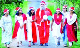 ഒറിജിനല്‍ ക്രിസ്മസ് പപ്പായെ വെല്ലും...കാനഡയില്‍ നിന്നും വന്ന പഞ്ചാബി സാന്താക്ലോസ് ഞെട്ടിച്ചു ; കൈനിറയെ സമ്മാനങ്ങളുമായി വന്ന ക്രിസ്മസ് പാപ്പയെ കണ്ട് നാകപ്പുഴക്കാര്‍ ഞെട്ടി