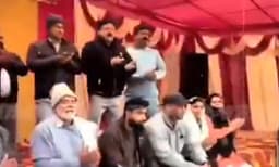 ക്രിസ്മസ് ആഘോഷത്തില്‍ ഹിന്ദു സംഘടനകളുടെ പ്രതിഷേധം ; വേദിയില്‍ കയറി ഹനുമാന്‍ ചാലിസ ചൊല്ലി