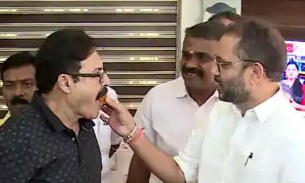 കേക്കുമായി വീട്ടില്‍ വരുന്നവരോട് കയറരുതെന്ന് പറയാനുള്ള സംസ്‌ക്കാരം ഇല്ല ; കേക്ക് വിവാദത്തില്‍ തൃശൂര്‍മേയര്‍