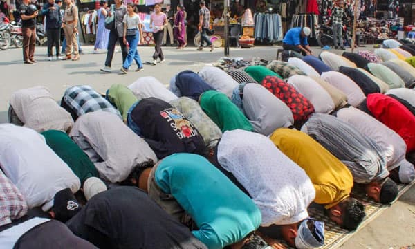 വിദ്യാര്‍ത്ഥികള്‍ക്ക് വെളളിയാഴ്ച പ്രാര്‍ത്ഥനയ്ക്ക് ഉച്ചകഴിഞ്ഞ് അവധി നല്‍കി ; അദ്ധ്യാപകനെ സസ്‌പെന്റ് ചെയ്തു