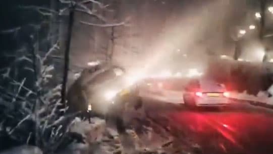 കനത്ത മഞ്ഞില്‍ തെന്നിനീങ്ങി ട്രക്ക് താഴവരയിലക്ക് മറിയുന്ന ദൃശ്യം ; ഹിമാചലില്‍ നിന്നുള്ള ഞെട്ടിക്കുന്ന വീഡിയോ