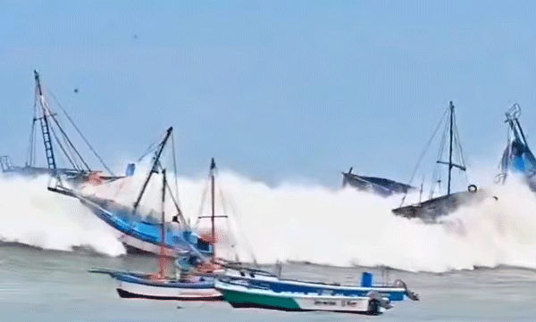 13 അടി ഉയരത്തില്‍ പെറുവില്‍ ആഞ്ഞടിച്ച് ഭീമന്‍ തിരമാല; ഒരു മരണം
