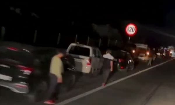 വഴിയില്‍ കിടന്ന ഇരുമ്പ് ബോര്‍ഡിന് മുകളിലൂടെ കയറിയിറങ്ങി ; ഹൈവേയില്‍ ടയര്‍ പഞ്ചറായി കിടന്നത് 50 ലധികം വാഹനങ്ങള്‍