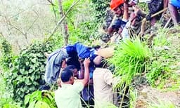 അതിരാവിലെ പുല്ലുപാറ നിവാസികള്‍ കേട്ടത് വലിയ ശബ്ദവും നിലവിളിയും ; പിന്നാലെ വന്നു 45 അടി താഴ്ചയില്‍ ബസ് മറിഞ്ഞെന്ന്