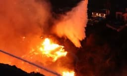 തെക്കന്‍ കാലിഫോര്‍ണിയയിലെ വന്‍ കാട്ടുതീ ; ഇതിനകം 2,900 ഏക്കറുകള്‍ കത്തിനശിച്ചു ; 30,000 പേര്‍ വീടുവിട്ടോടി