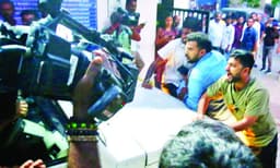 ബോബി ചെമ്മണൂരിനെ കൊണ്ടുപോയവാഹനം അനുകൂലികള്‍ തടഞ്ഞു ; എറണാകുളം ജില്ലാ ആശുപത്രി പരിസരത്ത് നാടകീയരംഗങ്ങള്‍