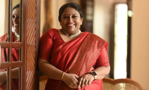 "അഞ്ചോ പത്തോ മിനിറ്റിനുള്ളിൽ പ്രതികരിച്ചില്ലെങ്കിൽ വാലിഡ്  അല്ലാതാകാൻ ഒടിപി അല്ല, സ്ത്രീയുടെ പൗരാവകാശങ്ങൾ.." തുറന്നടിച്ച് കെ ആർ മീര 