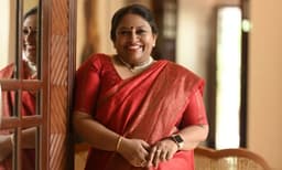 "അഞ്ചോ പത്തോ മിനിറ്റിനുള്ളിൽ പ്രതികരിച്ചില്ലെങ്കിൽ വാലിഡ്  അല്ലാതാകാൻ ഒടിപി അല്ല, സ്ത്രീയുടെ പൗരാവകാശങ്ങൾ.." തുറന്നടിച്ച് കെ ആർ മീര 