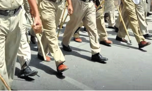 വാട്‌സാപ്പ് ഗ്രൂപ്പില്‍ വിജിലന്‍സ് പരിശോധനാ മുന്നറിയിപ്പ് നല്‍കിയ മൂന്ന് ഉന്നതോദ്യോഗസ്ഥര്‍ നിരീക്ഷണത്തില്‍