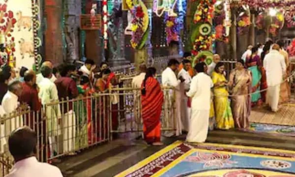 തിരുപ്പതിയില്‍ നിന്നും അരകിലോ സ്വര്‍ണ്ണം മോഷ്ടിച്ചതിന് ജീവനക്കാരനെ അറസ്റ്റ് ചെയ്തു ; 46 ലക്ഷത്തിന്റെ വസ്തുക്കള്‍