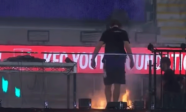 ഗാബ സ്‌റ്റേഡിയത്തില്‍ തീ പിടിത്തം; ബിഗ് ബാഷ് ലീഗ് പോരാട്ടം നിര്‍ത്തിവച്ചു
