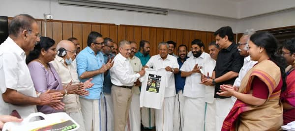 മുഖ്യമന്ത്രി ശ്രീ പിണറായി വിജയന്‍, മന്ത്രിമാരുടേയും ചീഫ് സെക്രട്ടറിയുയേും സാന്നിധ്യത്തില്‍ ഡോ. കെ.എം. എബ്രഹാമിന്  ജഴ്‌സി കൈമാറുന്നു
