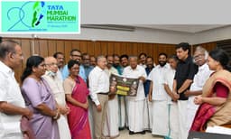 മുഖ്യമന്ത്രി ശ്രീ പിണറായി വിജയന്‍, മന്ത്രിമാരുടേയും ചീഫ് സെക്രട്ടറിയുയേും സാന്നിധ്യത്തില്‍ ഡോ. കെ.എം. എബ്രഹാമിന്  ഫ്‌ലാഗു കൈമാറുന്നു