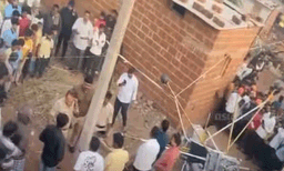 വീടിന് മുകളിലേക്ക് പറന്നു വീണ് സാറ്റലൈറ്റ് പേ ലോഡ് ബലൂൺ; ചുവന്ന ബൾബ് കണ്ട് പേടിച്ച് നാട്ടുകാർ; സംഭവം ബീദറിൽ