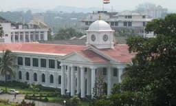 ഒരു വിഭാഗം ജീവനക്കാര്‍ പണിമുടക്കുന്നു; സര്‍ക്കാര്‍ ഓഫീസുകളുടെ പ്രവര്‍ത്തനങ്ങള്‍ തടസ്സപ്പെട്ടേക്കും