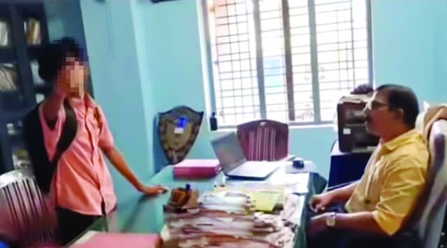 ക്ലാസ്സില്‍ കൊണ്ടുവന്ന മൊബൈല്‍ അദ്ധ്യാപകന്‍ പിടിച്ചെടുത്ത് പ്രിന്‍സിപ്പലിന് നല്‍കി ; 'പുറത്തിറങ്ങിയാല്‍ കൊല്ലു'മെന്നു വിദ്യാര്‍ത്ഥിയുടെ ഭീഷണി