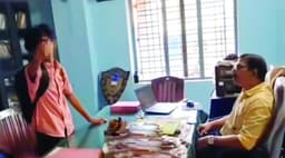 ക്ലാസ്സില്‍ കൊണ്ടുവന്ന മൊബൈല്‍ അദ്ധ്യാപകന്‍ പിടിച്ചെടുത്ത് പ്രിന്‍സിപ്പലിന് നല്‍കി ; 'പുറത്തിറങ്ങിയാല്‍ കൊല്ലു'മെന്നു വിദ്യാര്‍ത്ഥിയുടെ ഭീഷണി