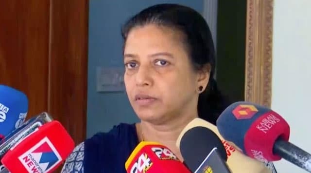 ഉദ്യോഗസ്ഥരുടെ പണിമുടക്ക് തുടങ്ങി ; എഡിഎം നവീന്‍ബാബുവിന്റെ ഭാര്യ മഞ്ജുഷയും സമരത്തില്‍