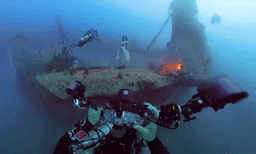 ആഴക്കടലില്‍ മോഡല്‍ ഫോട്ടോഷൂട്ട്: ഗിന്നസ് റെക്കോര്‍ഡ് നേടി കനേഡിയന്‍ ഫോട്ടോഗ്രാഫര്‍ 
