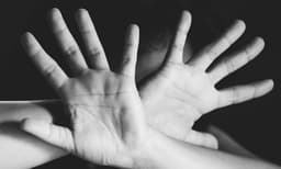 കടം വാങ്ങിയ 200 രൂപയ്ക്ക് വേണ്ടി യുവാവിനെ അയല്‍ക്കാരും കൂട്ടരും ചേര്‍ന്ന് തല്ലിക്കൊന്നു...!