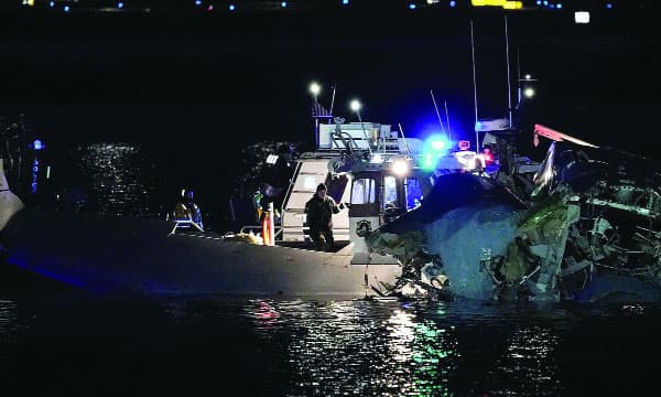 അമേരിക്കയില്‍ വിമാനം സൈനിക ഹെലികോപ്റ്ററുമായി കൂട്ടിയിടിച്ചു ; 67 യാത്രക്കാരെ കാണാതായി 28 മൃതദേഹങ്ങള്‍ കണ്ടെത്തി, ആരും ജീവനോടെയില്ല