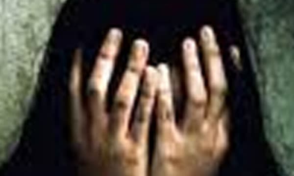 ഒന്നും ചെയ്യരുതെന്ന് യുവതി അലറിവിളിച്ചപ്പോള്‍ ; അങ്കിളാണ് ഒച്ചവെച്ചാല്‍ തന്റെ മാനം പോകുമെന്ന് അക്രമി ; മുക്കത്ത് ഹോട്ടല്‍ ജീവനക്കാരിയെ ഉടമ ആക്രമിച്ചതിന്റെ ദൃശ്യങ്ങള്‍