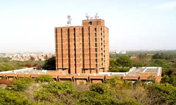 അനുകൂലമായ നാക്ക് റിപ്പോര്‍ട്ട് തയ്യാറാക്കാന്‍ 1.8 കോടി കൈക്കൂലി ; പ്രൊഫസറെ ജെഎന്‍യു സസ്‌പെന്റ് ചെയ്തു