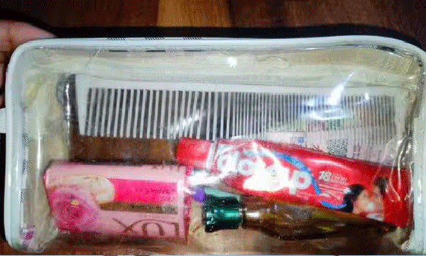 
ശ്ശെടാ ഇവരിത്ര സിമ്പിള്‍ ആയിരുന്നോ! 45 ലക്ഷം വരുമാനമുള്ള ആണ്‍ സുഹൃത്തിന്റെ പൗച്ചിനുള്ളില്‍ എന്താന്ന് കണ്ടോ? വൈറലായി യുവതിയുടെ പോസ്റ്റ് 
