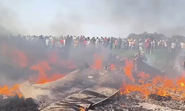 പരിശീലന പറക്കലിനിടെ യുദ്ധവിമാനം തകര്‍ന്നുവീണു
