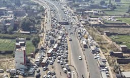 മഹാകുംഭമേളയ്ക്കായി വാഹനങ്ങള്‍ ഗതാഗതക്കുരുക്കില്‍ ; വണ്ടികളുടെ നിര 300 കിലോമീറ്റര്‍ വരെ, വാഹനങ്ങള്‍ വഴിയില്‍ കിടന്നത് 48 മണിക്കൂര്‍