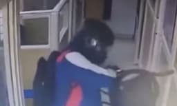 കവര്‍ച്ച നടത്തിയത് ബാങ്കിനെക്കുറിച്ച് അറിയാവുന്നയാള്‍ : മോഷണത്തില്‍ മുന്‍പരിചയമുള്ള ആളല്ലെന്ന് സംശയം