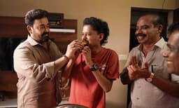 കേക്ക് വരാന്‍ വൈകി, പിന്നെ ഒരു പഴംപൊരി അങ്ങ് മുറിച്ചു; സംഗീതിന്റെ പിറന്നാള്‍ ആഘോഷമാക്കി മോഹന്‍ലാലും സത്യന്‍ അന്തിക്കാടും
