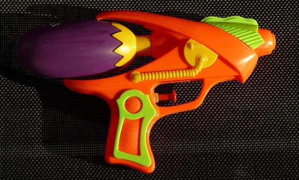 വെള്ളം ചീറ്റുന്ന കളിത്തോക്കുമായി ബാങ്കിലെത്തി പണം തട്ടാന്‍ ശ്രമം: കള്ളനെ കയ്യോടെ പിടികൂടി ജീവനക്കാര്‍
