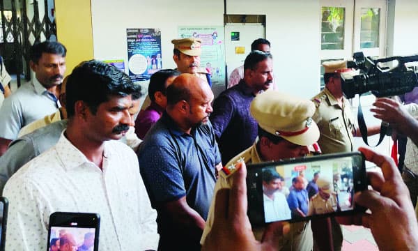 ആരെങ്കിലും തടഞ്ഞിരുന്നെങ്കില്‍...! പോലീസ് സ്‌റ്റേഷനില്‍വച്ച് കുറ്റസമ്മതം നടത്തി പൊട്ടിക്കരഞ്ഞ് പ്രതി ; ചാലക്കുടി കവര്‍ച്ചയില്‍ തെളിവെടുപ്പ് 