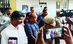 ആരെങ്കിലും തടഞ്ഞിരുന്നെങ്കില്‍...! പോലീസ് സ്‌റ്റേഷനില്‍വച്ച് കുറ്റസമ്മതം നടത്തി പൊട്ടിക്കരഞ്ഞ് പ്രതി ; ചാലക്കുടി കവര്‍ച്ചയില്‍ തെളിവെടുപ്പ് 