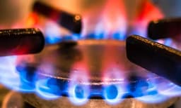 ഗ്യാസ് അടുപ്പില്‍ നിന്നും ബീഡി കത്തിക്കാന്‍ ശ്രമിച്ചു ; വൃദ്ധന്‍ ഗുരുതരമായി പൊള്ളലേറ്റു മരിച്ചു