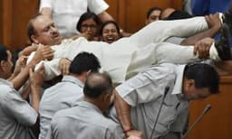 അന്ന് വാച്ച്ആന്റ് വാര്‍ഡുകള്‍ കഴുത്തിന് പിടിച്ച് പുറത്താക്കി ; ഇന്ന് വിജേന്ദര്‍ ഗുപ്ത അതേ സഭയുടെ അദ്ധ്യക്ഷന്‍