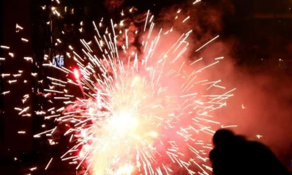 ആള്‍ക്കൂട്ടത്തിനിടയിലേയ്ക്ക് വീണ അമിട്ട് പൊട്ടി ; അഞ്ചുപേര്‍ക്ക് പരിക്കേറ്റു, ഒരാളുടെ നില ഗുരുതരം