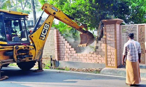 പുറമ്പോക്ക്ഭൂമി കൈയേറ്റത്തിനെതിരേ നാട്ടുകാരുടെ പോരാട്ടം  ഹൈക്കോടതിയില്‍ വിജയിച്ചു; മജിസ്‌ട്രേറ്റിന്റെ കുടുംബവീടിന്റെ ചുറ്റുമതില്‍ പൊളിച്ചു