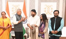 അവിസ്മരണീയവും പ്രചോദനാത്മകവുമായ സംഭാഷണം, അസാമാന്യനായ നേതാവ്; ഉപരാഷ്ട്രപതിയെ സന്ദര്‍ശിച്ച് മമ്മൂട്ടി

