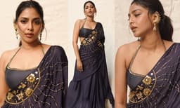 സൺ മോട്ടിഫ് നേവി ബ്ലൂ സോളീൻ സാരിയ്ക്കൊപ്പം ഹോൾട്ടർ നെക്ക് ബ്ലൗസും ധരിച്ച് ഹോട്ട് എലഗന്റ് ലുക്കിൽ ഐശ്വര്യലക്ഷ്മി 