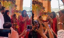 വധൂവരന്മാര്‍ക്ക് സ്വന്തം വളകള്‍ സമ്മാനിച്ച് നടി രവീണ ടണ്ഠന്‍; കയ്യടിച്ച് സോഷ്യല്‍ മീഡിയ; വീഡിയോ
