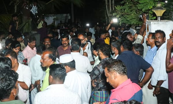 ചുറ്റികയ്ക്കുള്ള അടിയില്‍ രക്ഷപ്പെട്ടത് അമ്മ മാത്രം ; കേരളത്തെ ഞെട്ടിച്ച കൂട്ടക്കൊല നാട്ടുകാര്‍ അറിഞ്ഞത് പ്രതി കീഴടങ്ങി പോലീസ് വന്നപ്പോള്‍ മാത്രം