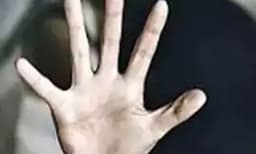 പോലീസ് സ്‌റ്റേഷന് 100 മീറ്റര്‍ അകലെ ; മോഷണക്കേസില്‍ ജാമ്യത്തിലിറങ്ങിയ പ്രതി യുവതിയെ ബസിലിട്ട് ബലാത്സംഗം ചെയ്തു